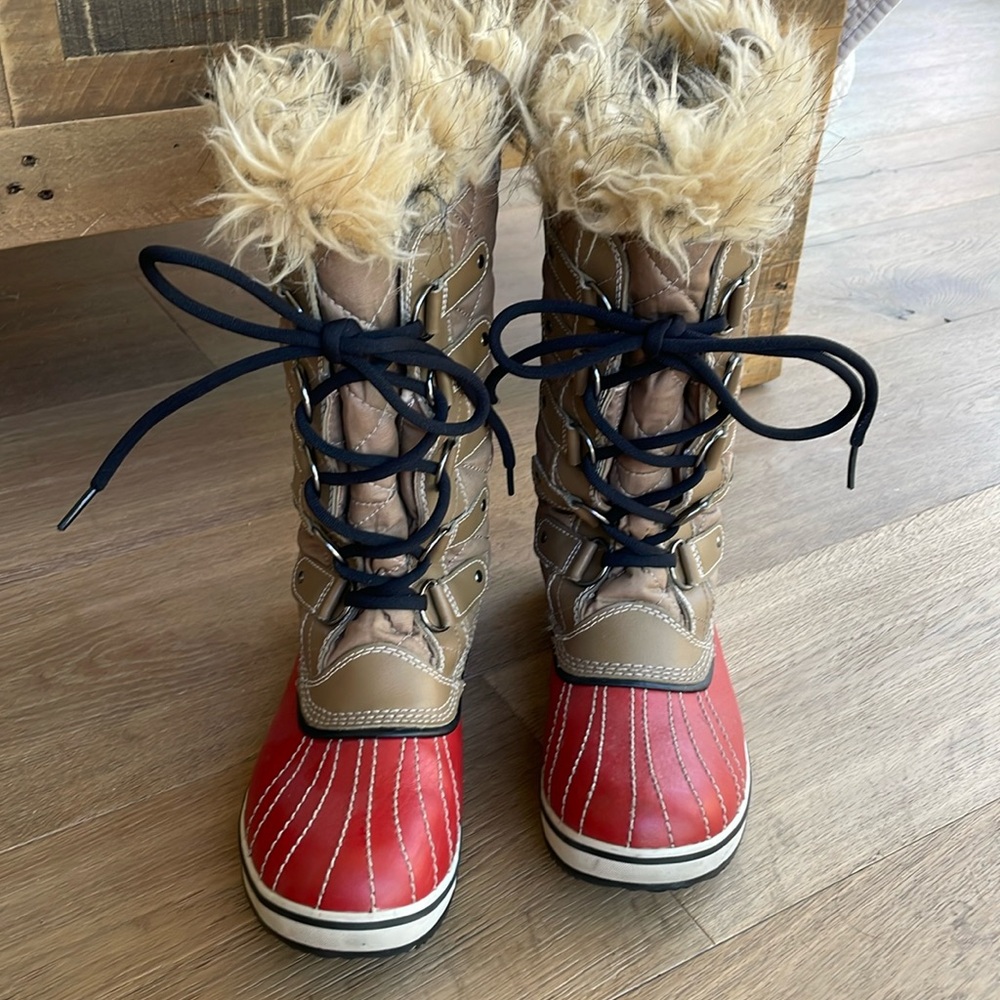 SOREL waterproof snow boots. Size 8